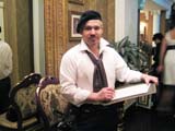 Шаржист на свадьбе в театральном кафе