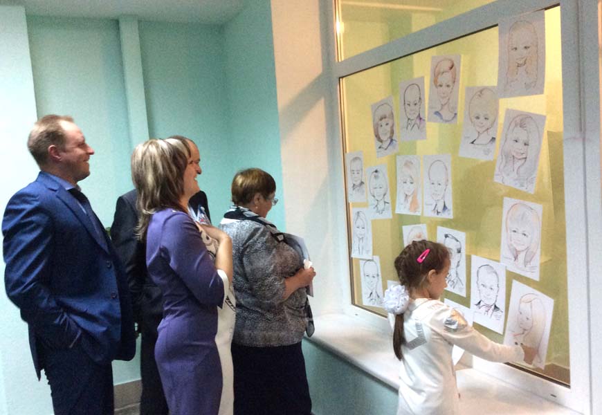 Выставка шаржиста на стекле у выхода шарж в Минске и в Калининграде