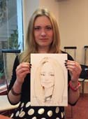 Алина позируют шаржисту