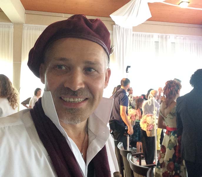 шаржист и карнавал бразильских гостей на свадьбе