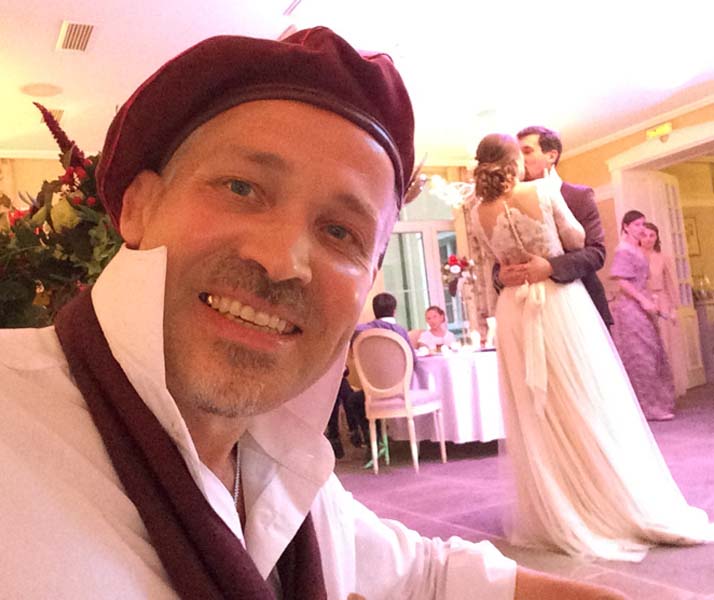  шаржист наблюдает свадебный танец и нежные поцелуи новобрачных