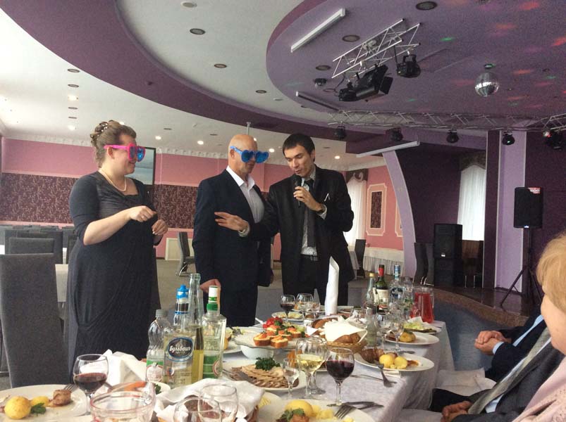 шаржист и огромные очки в виде сердец 