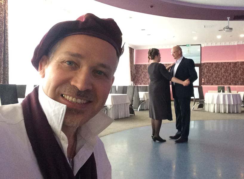 шаржист и Свадебный танец новобрачных 