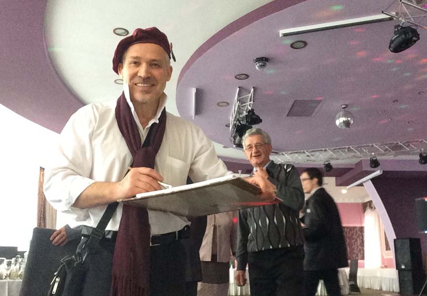 шаржист и огромный зал ресторана