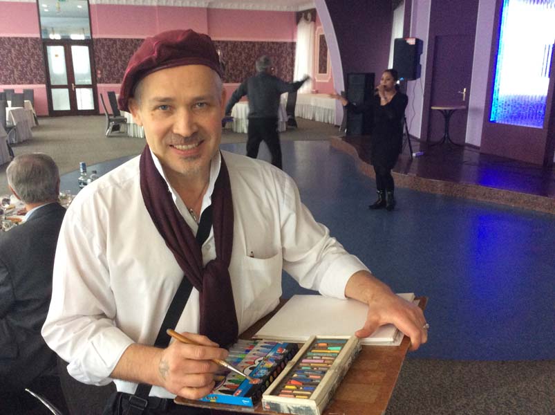 шаржист взяв в руку карандаш 