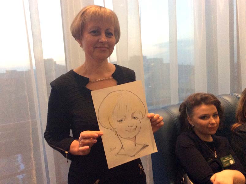 шаржист и с интересом стала позировать