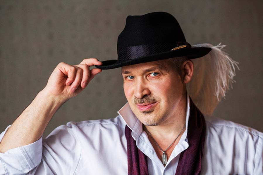 шаржист Михаил Шабалин в черной шляпе со страусиным пером в Минске и в Калининграде 