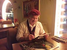 Шаржист Михаил Шабалин рисует шарж в 