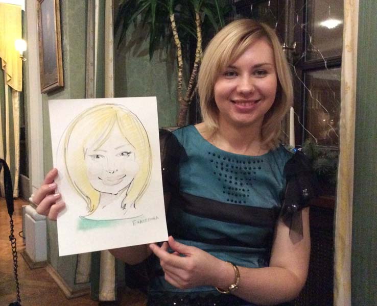 Екатерина демонстрирует свой шарж на свадьбе