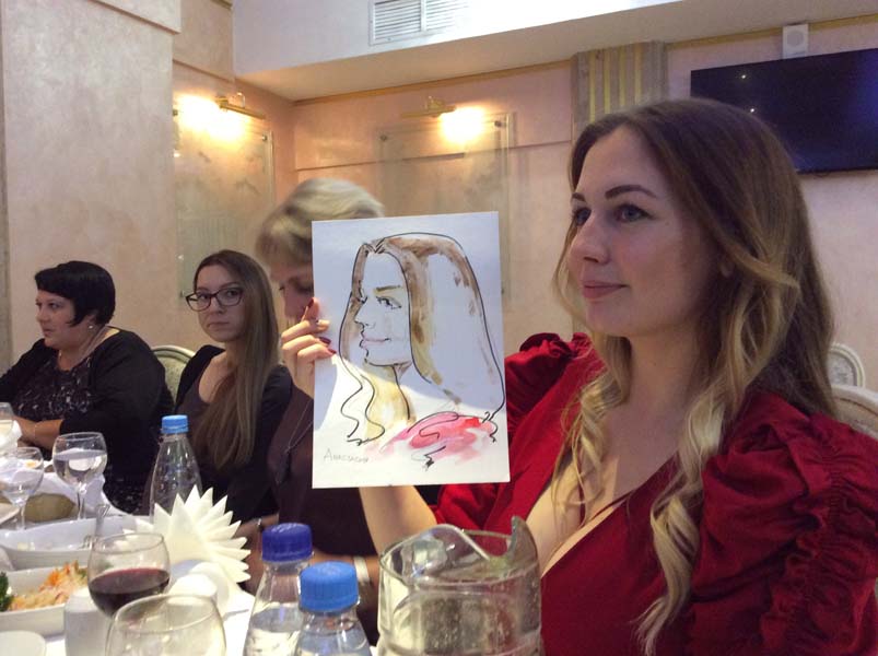Анастасия позирует шаржисту Мишелю