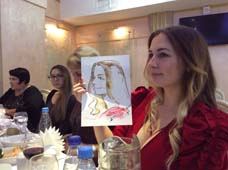 Анастасия позирует шаржисту Мишелю