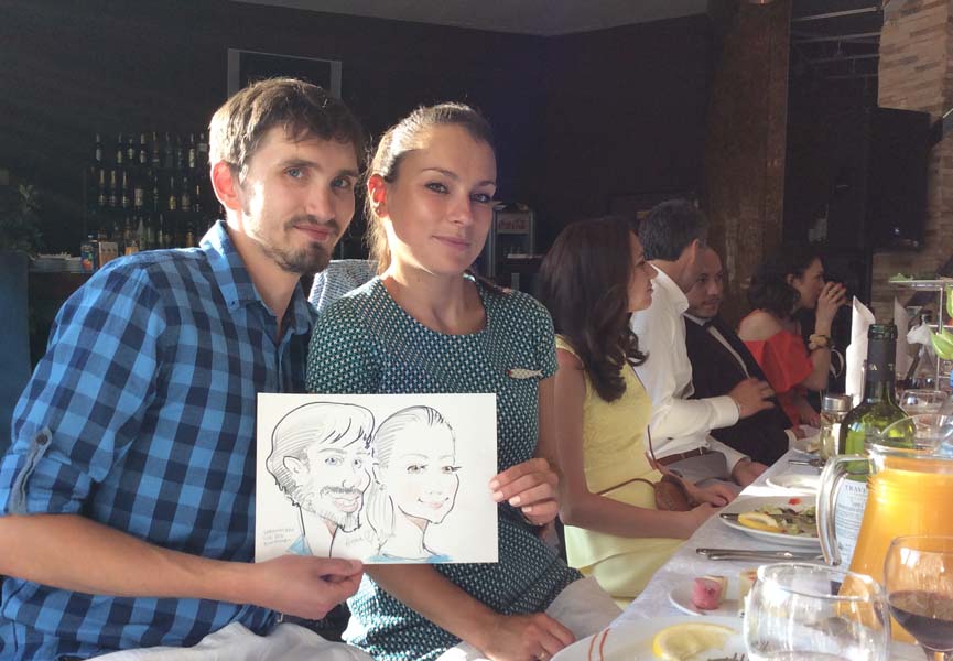 Дима и Лена позируют шаржисту в Минске