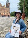Аня позирует художнику на острове Канта, шаржист Михаил Шабалин, шаржист Мишель