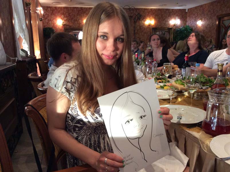 Девушка держит шарж освещенный лучом солнца Самбия Зеленоградск