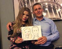 Лили и Бенаса позируют шаржисту в ресторане Променад
