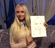 девушка фотограф позирует шаржисту