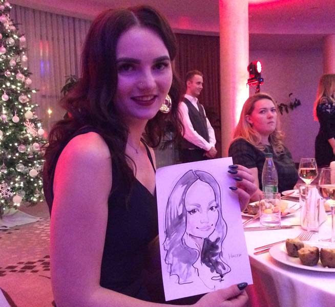 Настя держит рисунок мастера, шаржист Михаил Шабалин, шаржист Мишель